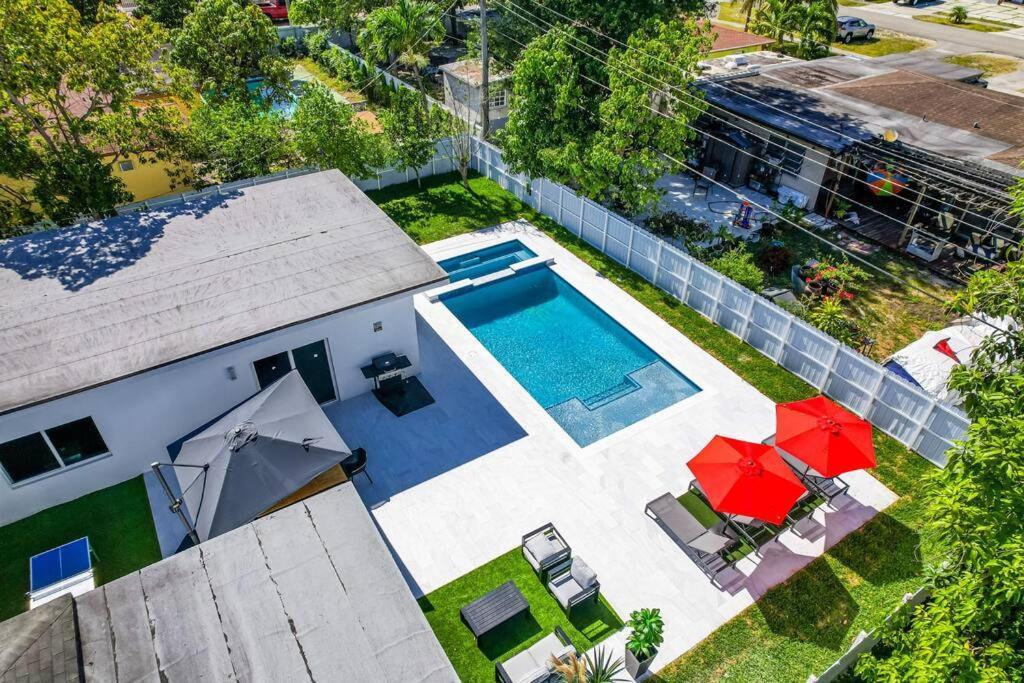 Stylish 4 Bedroom Home With Pool, 12 Minutes To The Beach ไมอามี ภายนอก รูปภาพ